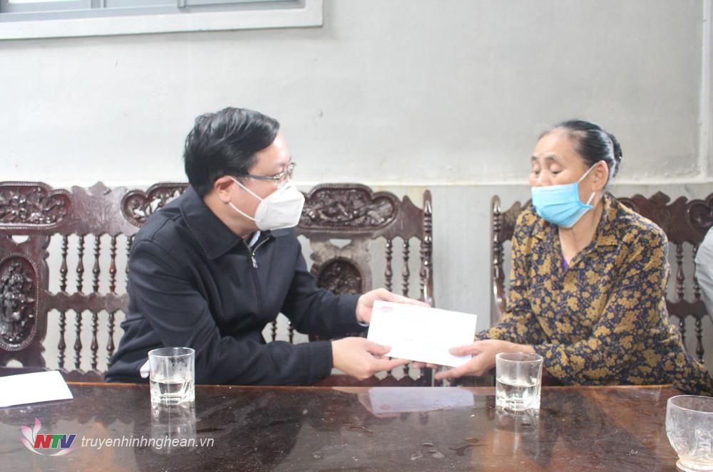UBMTTQ huyện Quỳnh Lưu đại diện thăm hỏi, trao hỗ trợ cho thân nhân các thuyền viên gặp nạn.
