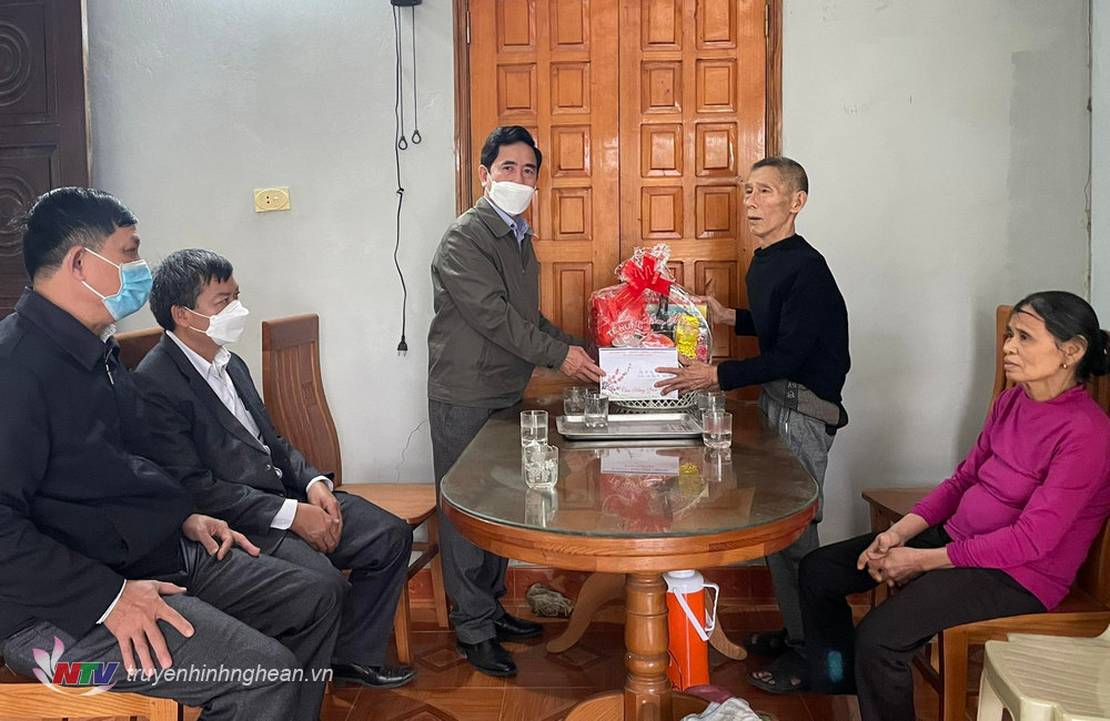 Tặng quà của UBND tỉnh cho ông Lê Huy Hoàng, TB 44 ở xóm Tháp Bai, xã Nghĩa Thành.jpg