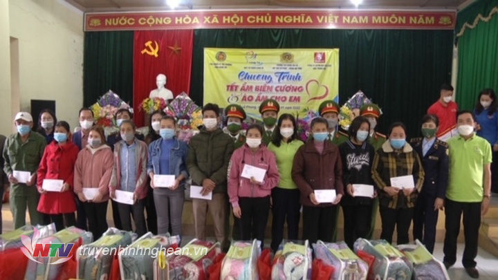 Trao quà Tết cho các hộ nghèo trên địa bàn xã Mường Nọc, huyện Quế Phong