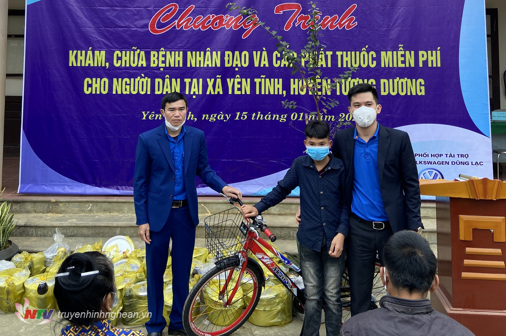 Tặng xe đạp cho học sinh mà Đoàn thanh niên Sở Y tế Nghệ An nhận đỡ đầu.