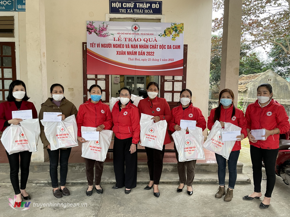Đại diện các xã, phường, trường học tại Thaí Hòa Hòa nhận quà cho các hộ nghèo, nạn nhân chất độc da cam