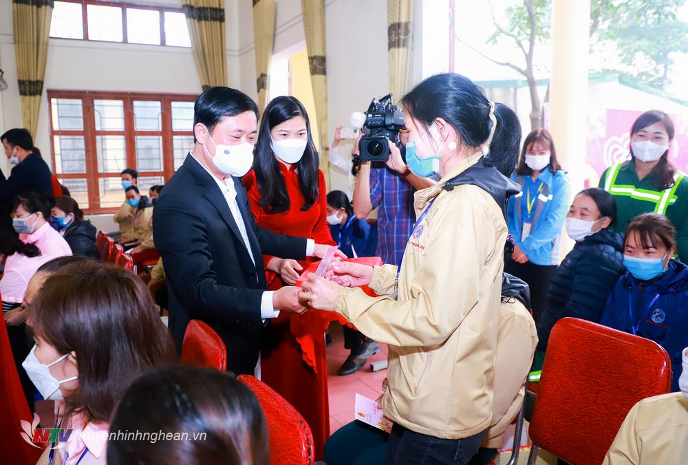 
Đồng chí Nguyễn Hòa Bình - Ủy viên Bộ Chính trị, Bí thư Trung ương Đảng, Chánh án Tòa án nhân dân tối cao trao quà Tết cho công nhân lao động.
