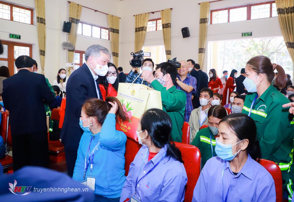 Đồng chí Nguyễn Hòa Bình - Ủy viên Bộ Chính trị, Bí thư Trung ương Đảng, Chánh án Tòa án nhân dân tối cao trao quà Tết cho công nhân lao động.