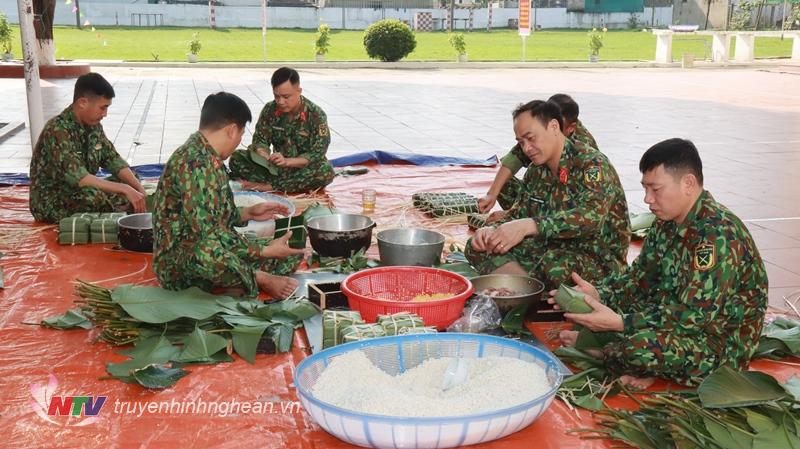 Đại đội 20 Trinh sát, phòng Tham mưu Bộ CHQS tỉnh tổ chức thi gói bánh chưng.
