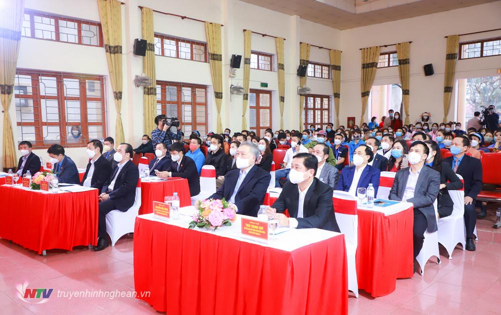 Các đồng chí lãnh đạo Trung ương, tỉnh và công nhân lao động thuộc Công đoàn KKT Đông Nam dự chương trình.