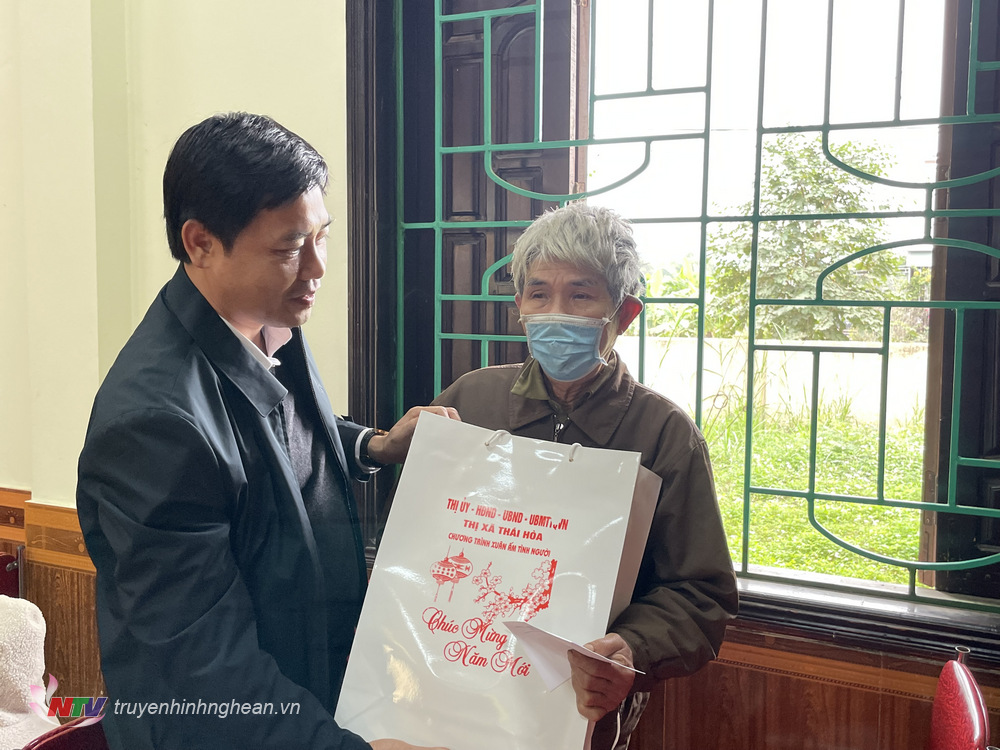 Trưởng Ban Nội chính Tỉnh ủy Hồ Lê Ngọc trao quà cho các hộ nghèo, gia đình chính sách tại xã Nghĩa Thuận, TX Thái Hòa