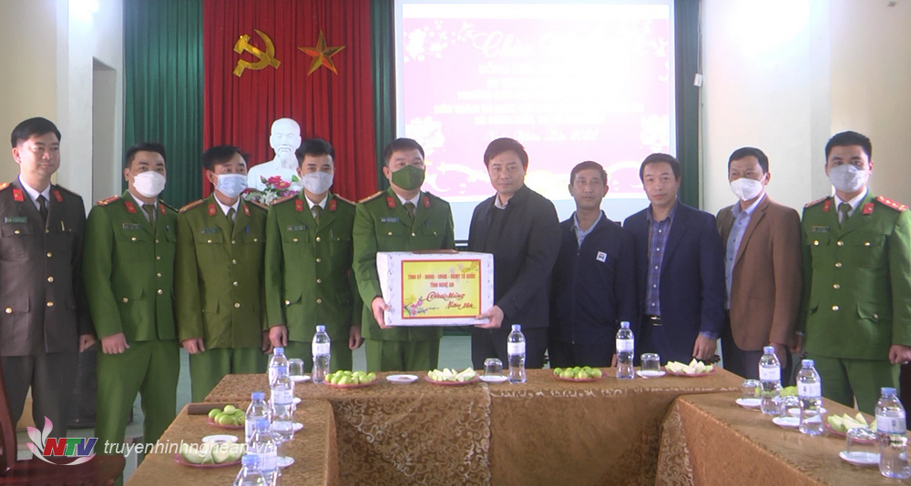 Trưởng Ban Nội chính Tỉnh ủy trao quà tại Công an xã Đông Hiếu
