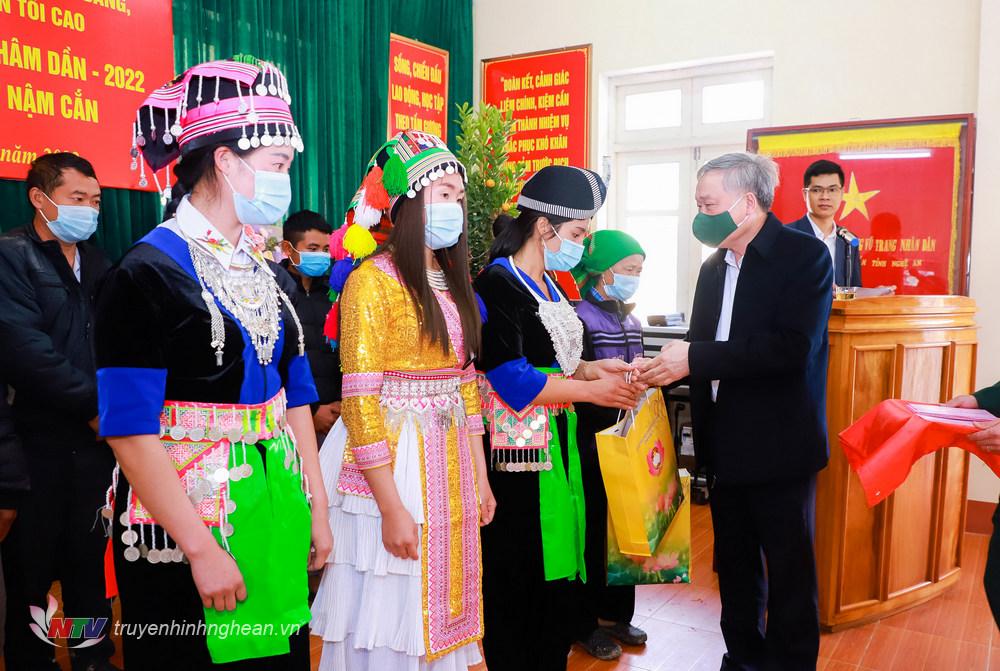 Chánh án Tòa án Nhân dân tối cao Nguyễn Hòa Bình trao quà cho các hộ nghèo đặc biệt khó khăn của xã Nậm Cắn.