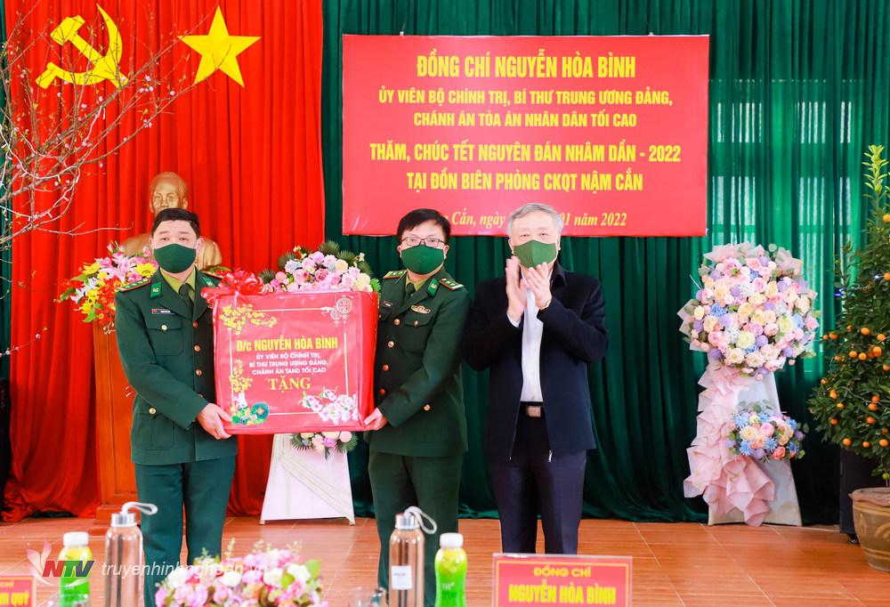Chánh án Tòa án Nhân dân tối cao Nguyễn Hòa Bình trao quà cho cán bộ, chiến sỹ Đồn Biên phòng Cửa khẩu quốc tế Nậm Cắn. 