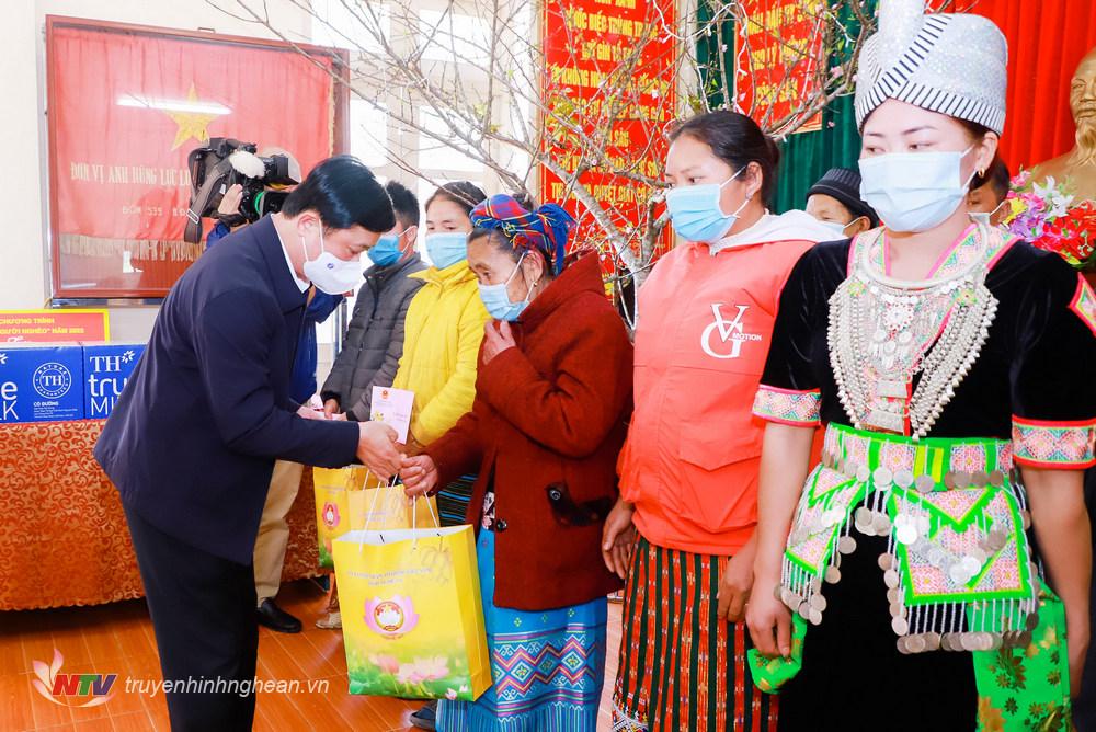 Bí thư Tỉnh ủy Nghệ An Thái Thanh Quý trao quà cho các hộ nghèo đặc biệt khó khăn của xã Nậm Cắn. 