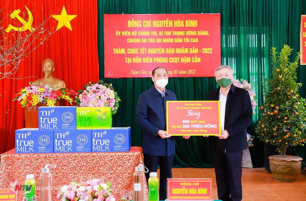 Với mong muốn mọi người, mọi nhà đều có Tết, đoàn công tác Trung ương và tỉnh Nghệ An trao tặng 400 suất quà trị giá 200 triệu đồng cho đồng bào nghèo huyện Kỳ Sơn.