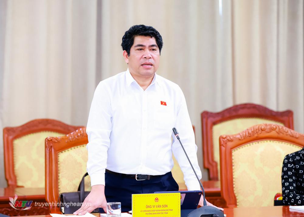 Đại biểu Vi Văn Sơn - Trưởng ban Dân tộc tỉnh Nghệ An phát biểu tại phiên thảo luận tổ.