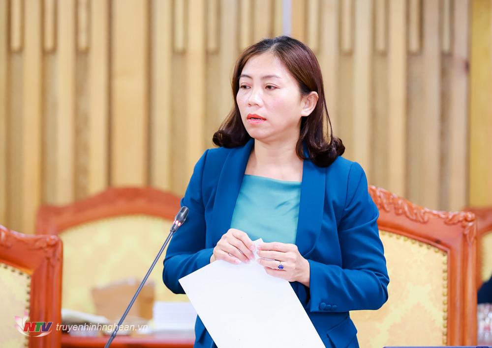 Đại biểu Hoàng Thị Thu Hiền - Phó Chủ tịch Thường trực Hội LHPN tỉnh Nghệ An phát biểu tại phiên thảo luận tổ.