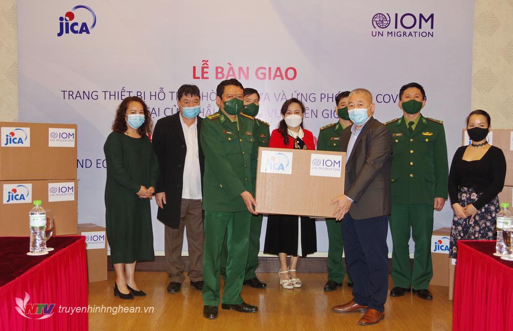 Đại tá Dương Hồng Hải, Phó Chỉ huy trưởng BĐBP Nghệ An tiếp nhận trang thiết bị từ Đại diện Tổ chức Di cư quốc tế (IOM) .