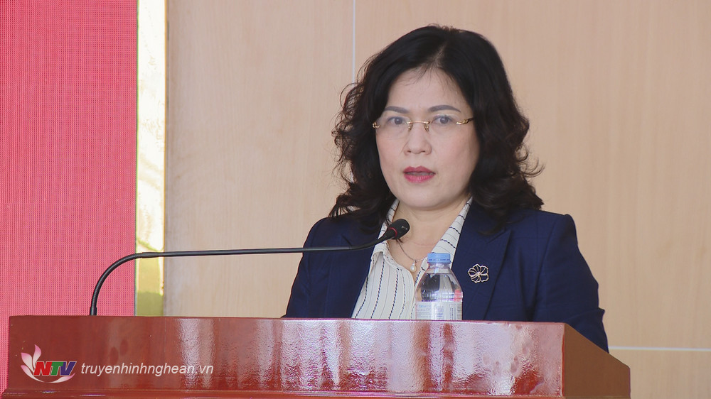 Bí thư Đảng uỷ Khối CCQ tỉnh Nguyễn Thị Kim Chi phát biểu tại hội nghị.