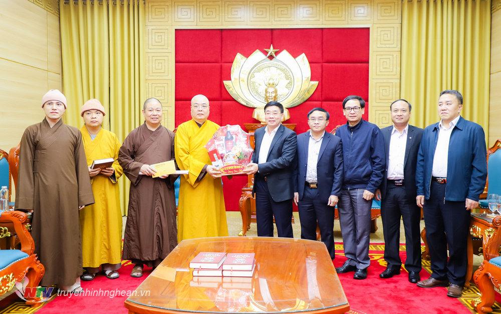 Ban Trị sự Giáo hội Phật giáo Việt Nam tỉnh tặng quà Tỉnh ủy. 