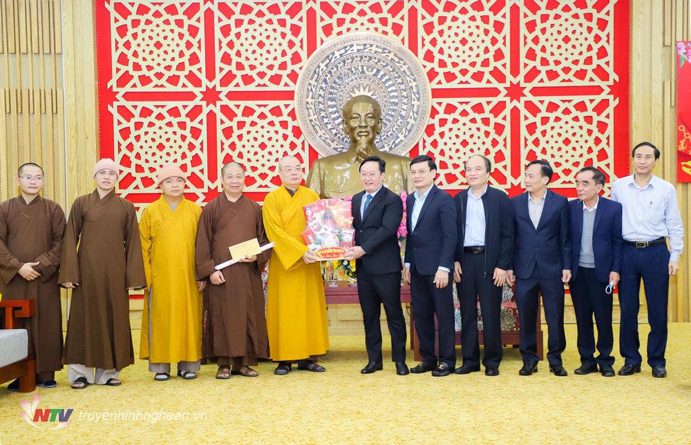 Ban Trị sự Giáo hội Phật giáo tỉnh tặng quà chúc mừng UBND tỉnh. 