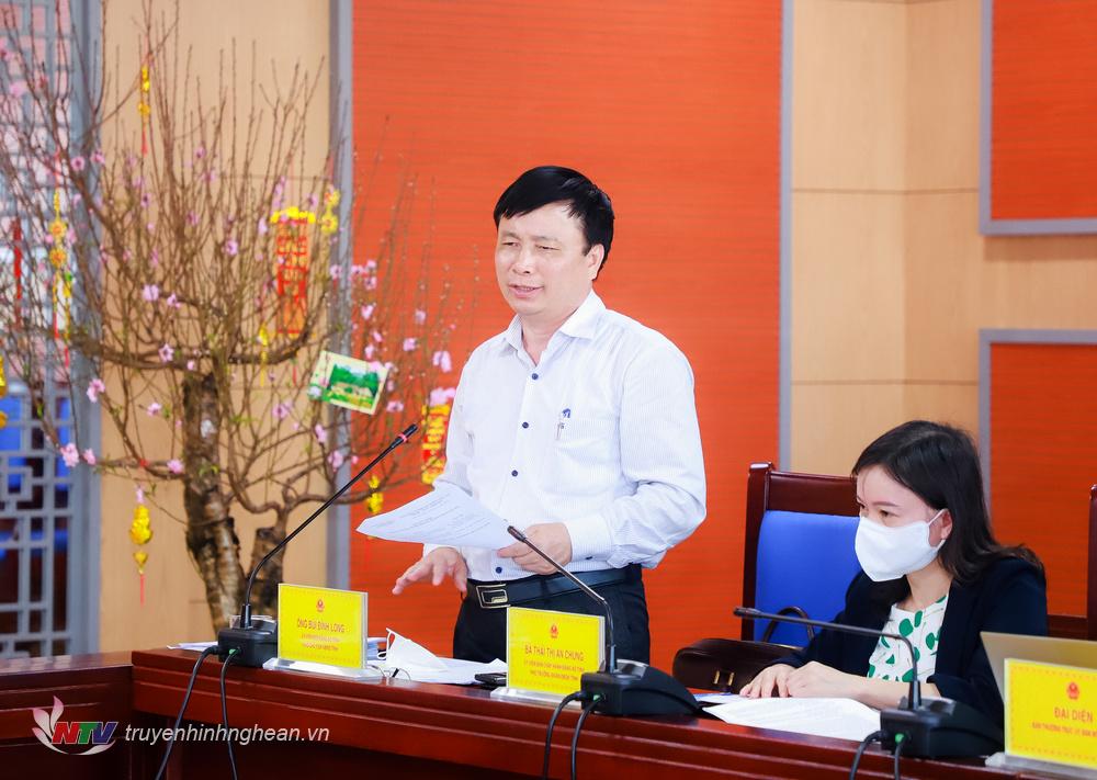 Phó Chủ tich UBND tỉnh Bùi Đình Long phát biểu tại phiên họp.