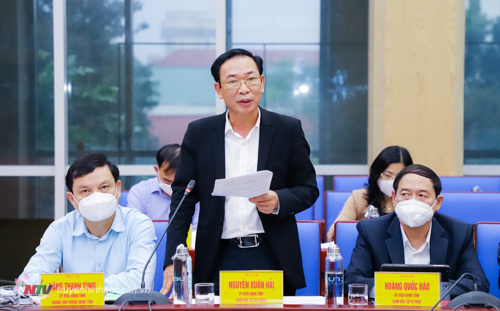 Giám đốc Sở Tài chính Nguyễn Xuân Hải báo cáo tình hình thực hiện dự toán thu, chi ngân sách nhà nước tháng 1/2022 và nhiệm vụ, giải pháp tháng 2/2022. 