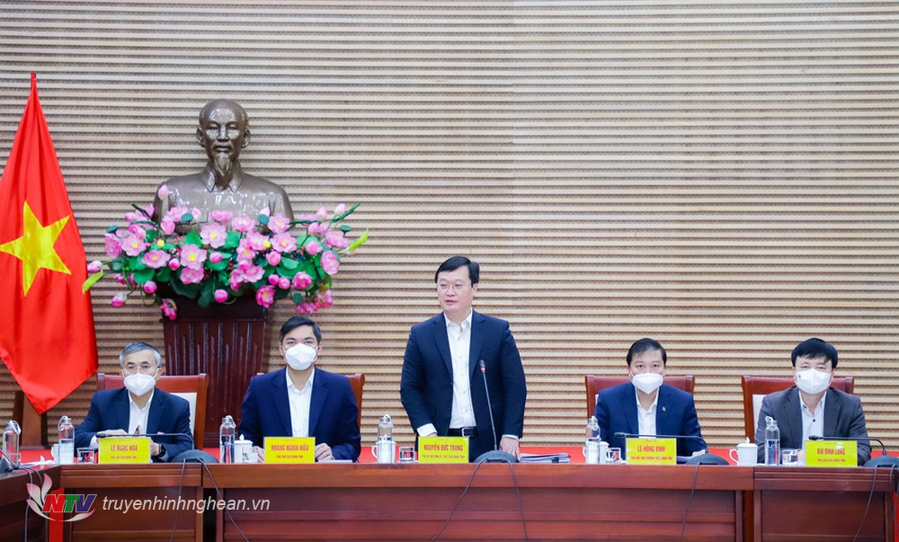 Chủ tịch UBND tỉnh Nguyễn Đức Trung phát biểu kết luận tại phiên họp.