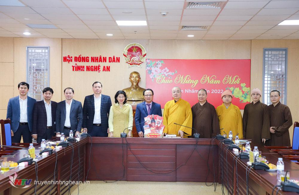 Ban Trị sự Giáo hội Phật giáo Việt Nam tỉnh tặng quà chúc mừng HĐND tỉnh. 