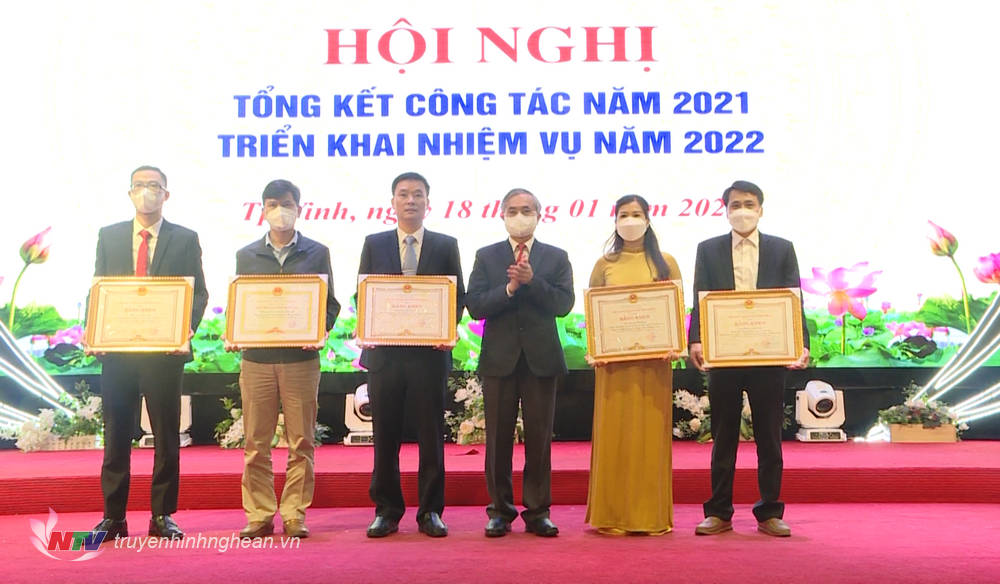 UBND tỉnh tặng Bằng Khen cho 1 tập thể và 4 cá nhân của Ban quản lý KKT Đông Nam có nhiều thành tích xuất sắc trong năm 2021