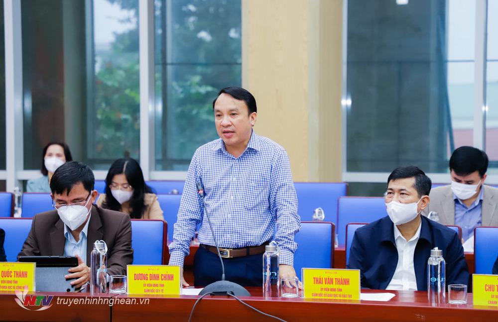 Giám đốc Sở Y tế Dương Đình Chỉnh báo cáo tại phiên họp.