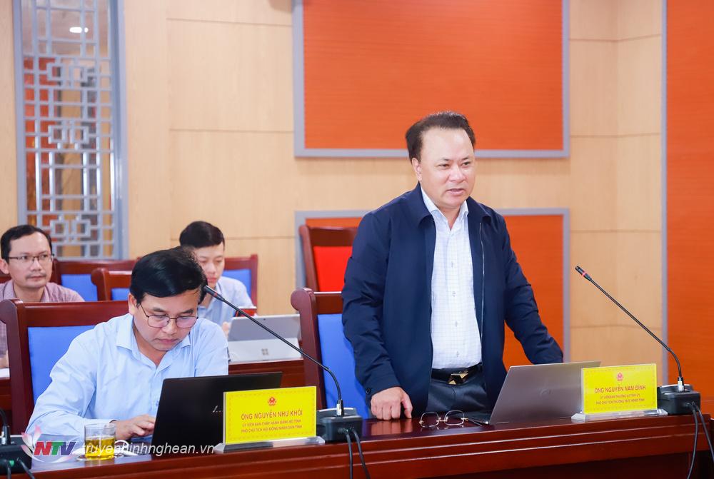 Phó Chủ tịch Thường trực HĐND tỉnh Nguyễn Nam Đình phát biểu tại phiên họp.