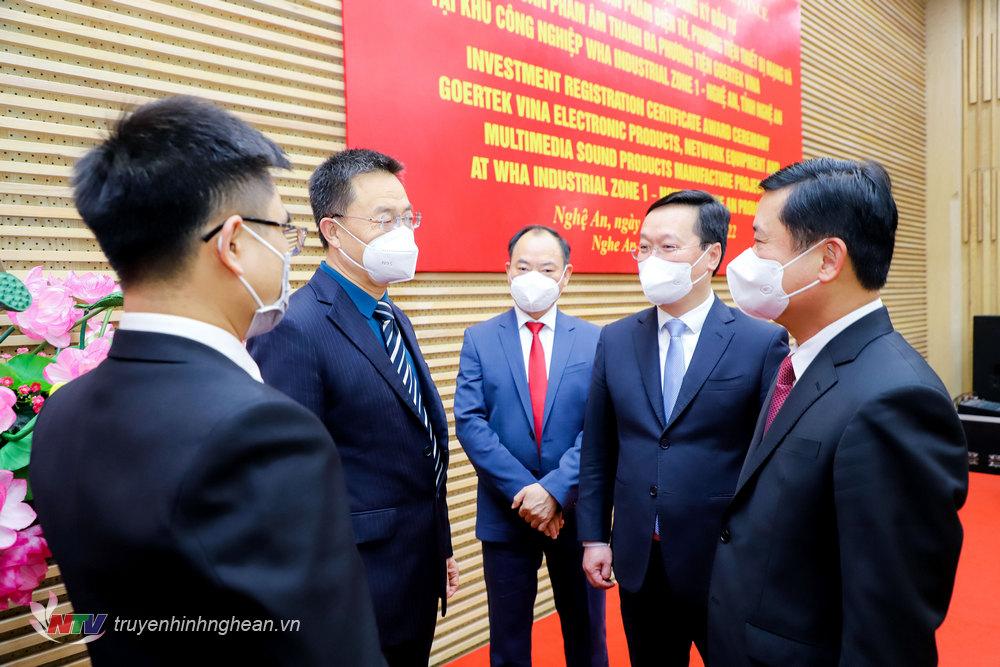 Lãnh đạo tỉnh Nghệ An trao đổi cùng Tổng giám đốc Goertek Vina Giang Hồng Trại Phát bày tỏ sự tin tưởng đối với môi trường đầu tư của Nghệ An