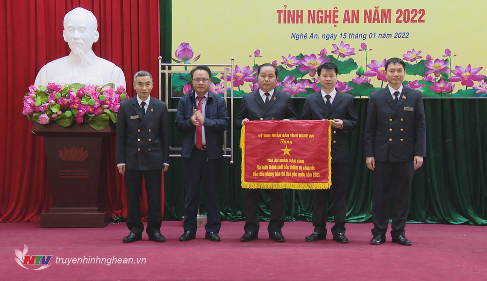 Đồng chí Nguyễn Nam Đình - Uỷ viên BTV Tỉnh ủy, Phó Chủ tịch Thường trực HĐND tỉnh trao Cờ thi đua của UBND tỉnh cho 