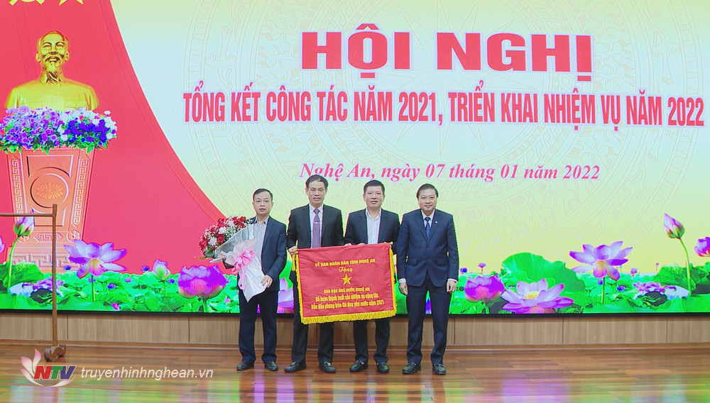 UBND tỉnh Nghệ An tặng Cờ thi đua cho Kho bạc Nhà nước Nghệ An đã hoàn thành xuất sắc nhiệm vụ công tác, dẫn đầu phong trào thi đua yêu nước năm 2021. 