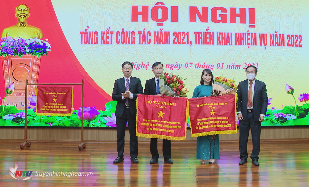 Tặng cờ thi đua của Bộ Tài Chính và UBND tỉnh cho 2 đơn vị trực thuộ Kho bạc Nhà nước Nghệ An. 