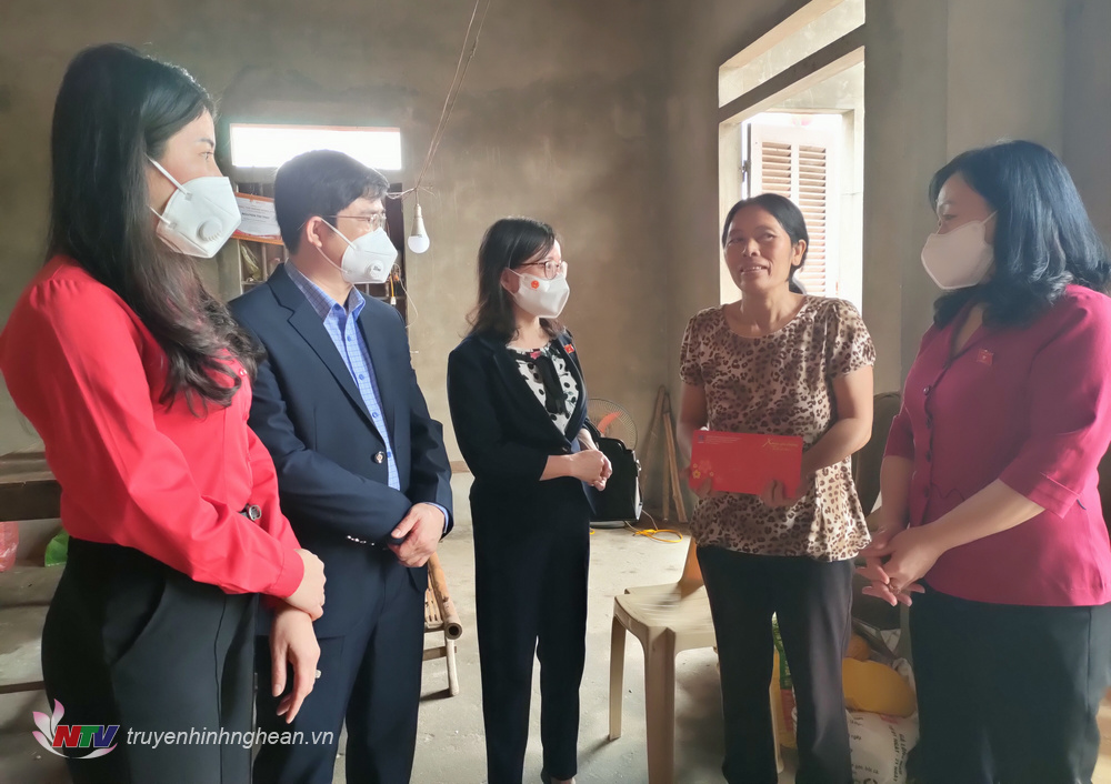 Phó Trưởng Đoàn ĐBQH chuyên trách tỉnh Thái Thị An Chung cùng đoàn công tác thăm hỏi, tặng quà Tết cho người nghèo.