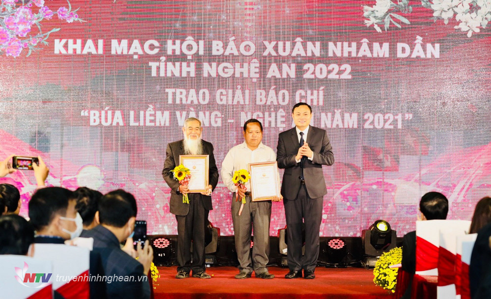 Phó Ban Tuyên giáo Tỉnh uỷ Phạm Ngọc Cảnh trao giải Tác giả cao tuổi nhất và Nhân vật tiêu biểu nhất.