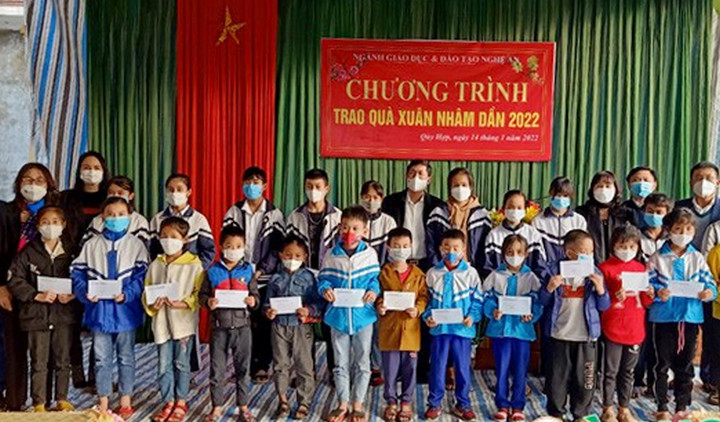 Giám đốc Sở Giáo dục - Đào tạo Thái Văn Thành cùng đoàn công tác tặng quà Tết cho giáo viên và học sinh tại huyện Quỳ Hợp.