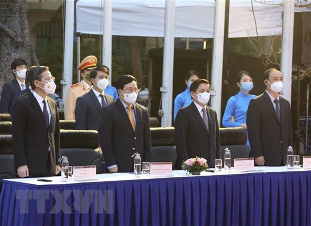 Phó Thủ tướng Thường trực Phạm Bình Minh, Chủ tịch Ủy ban An toàn giao thông Quốc gia và các đại biểu dự buổi lễ phát động.