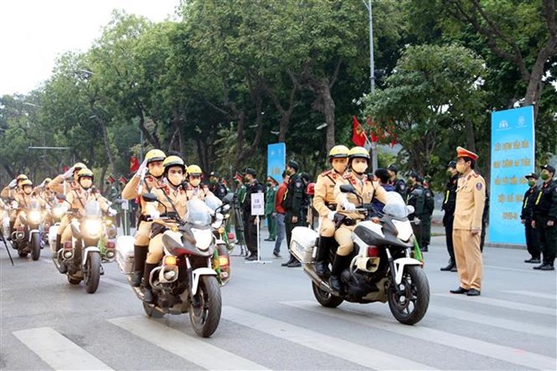 Lực lượng cảnh sát diễu hành hưởng ứng lễ phát động ra quân Năm An toàn giao thông 2022. (Ảnh: Lâm Khánh/TTXVN)