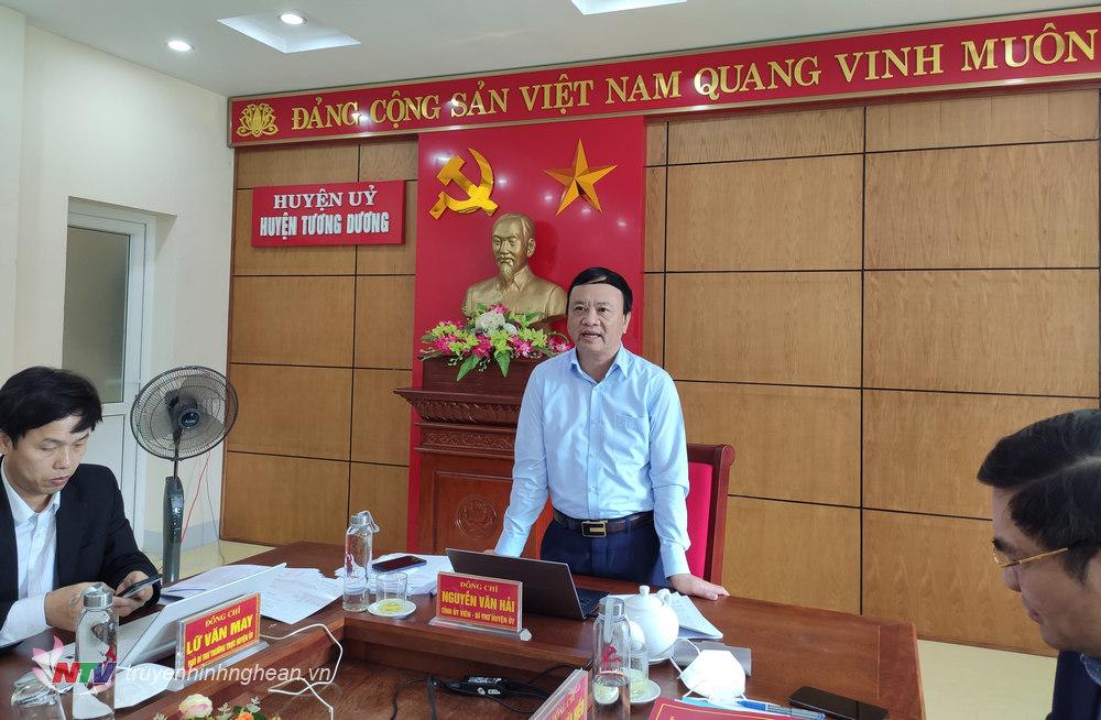 Đồng chí Nguyễn Văn Hải – UVBCH Đảng bộ Tỉnh – Bí Thư huyện ủy, chủ tịch HĐND huyện phát biểu tại hội nghị