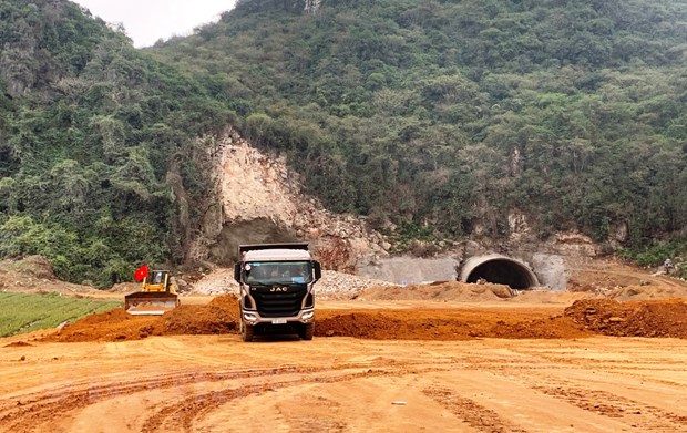 Báo cáo nghiên cứu tiền khả thi dự án cao tốc Bắc-Nam 2021-2025 thì nhu cầu về vật liệu đắp đối với dự án khoảng 32 triệu m3. (Ảnh: Việt Hùng/Vietnam+)