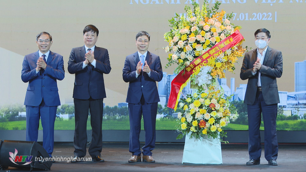 Đồng chí Nguyễn Văn Thông - Phó Bí thư Thường trực Tỉnh ủy tặng hoa chúc mừng.