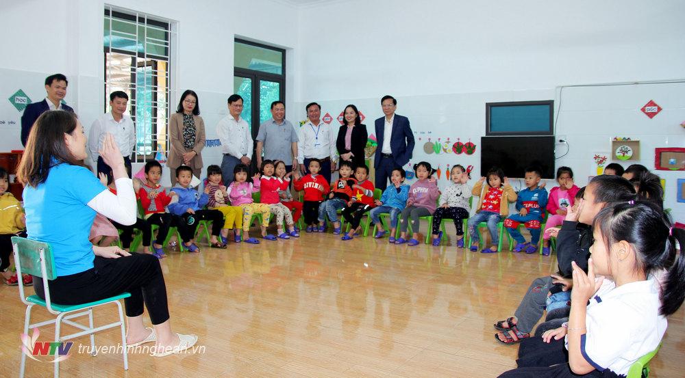 Đoàn thẩm định của tỉnh kiểm tra tiêu chí giáo dục ở xã Tăng Thành