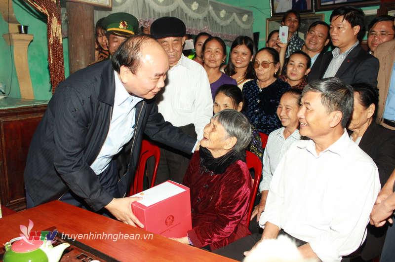 Thủ tướng Chính phủ Nguyễn Xuân Phúc chúc mẹ Đậu Thị Dậu