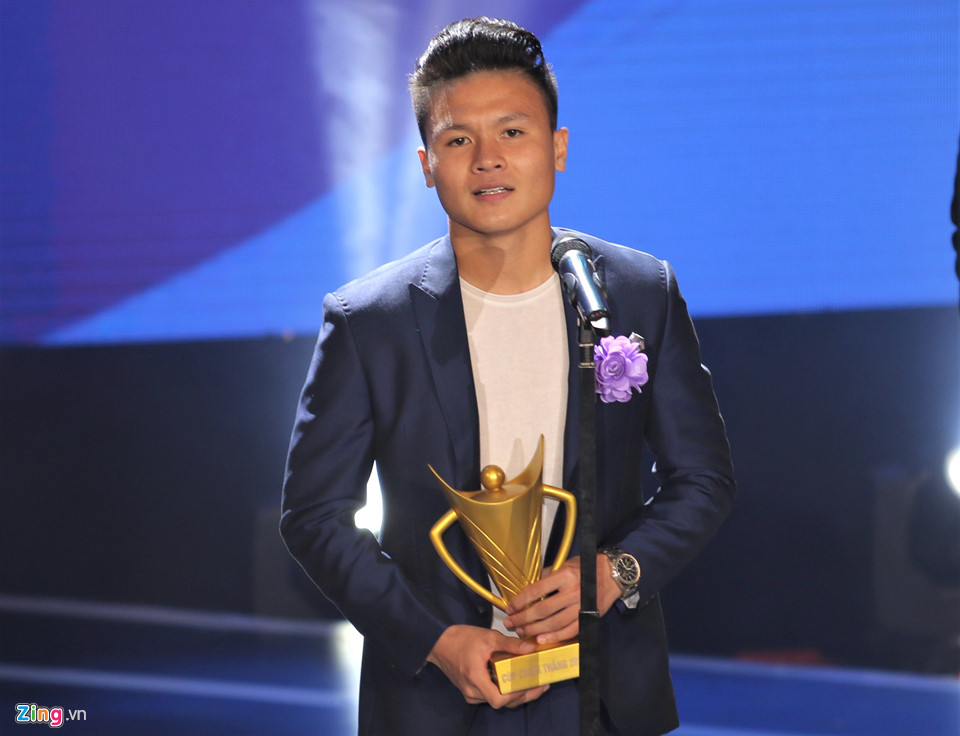 Với những thành tích trên của bóng đá, tiền vệ Quang Hải cũng ẵm cho mình giải thưởng Vận động viên nam của năm. HLV Park Hang-seo nhận giải Chuyên gia nước ngoài của năm nhưng không có mặt do đã trở về Hàn Quốc.