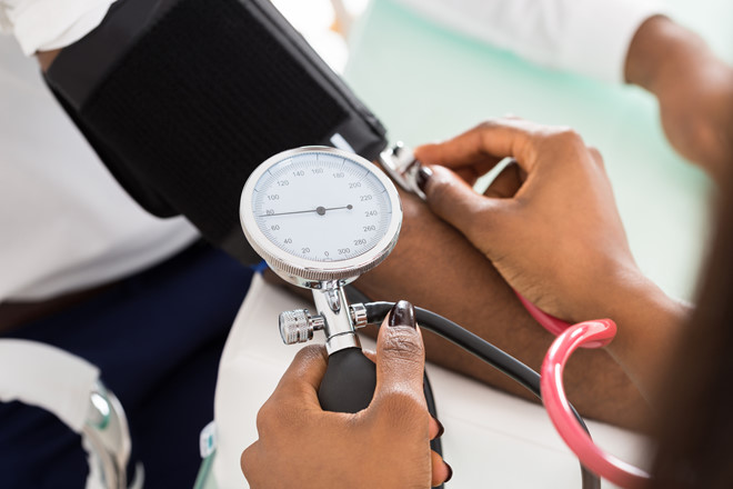 Kiểm tra huyết áp vào buổi sáng và buổi tối: Theo nguyên tắc chung, huyết áp dao động suốt cả ngày, thấp nhất vào giờ đi ngủ và cao nhất khi bạn thức dậy buổi sáng. Nếu bạn đang theo dõi huyết áp của mình, hãy đo vào buổi sáng và buổi tối.