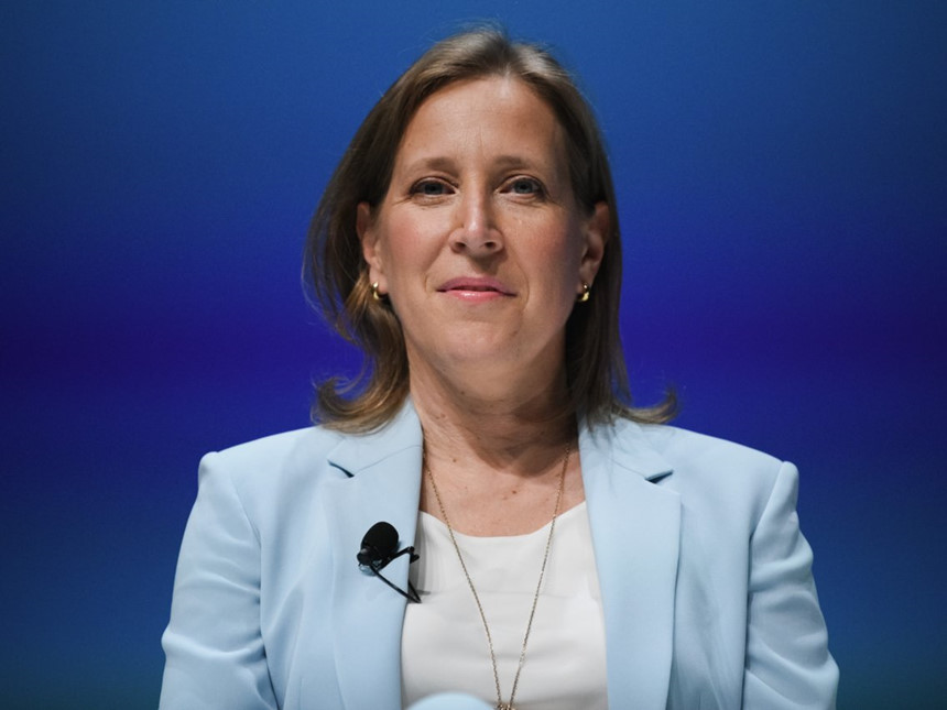 2. Susan Wojcicki - Giám đốc điều hành Youtube. Susan Wojcicki là thành viên thứ 16 của Google vào năm 1999 và là người quản lý việc tiếp thị quảng cáo đầu tiên của hãng. Kể từ khi gia nhập, Wojcicki đã có những sáng kiến quan trọng vào sản phẩm quảng cáo lớn của Google là AdSense và thúc đẩy việc chia sẻ video Youtube. Dưới sự lãnh đạo của Susan Wojcicki với vai trò Giám đốc Điều hành từ năm 2014, số lượng người dùng Youtube hàng tháng tăng lên con số 1,8 tỷ. Năm 2015, bà được Time vinh danh là một trong 100 người có ảnh hưởng nhất thế giới.