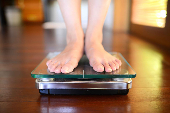 Kiểm tra cân nặng vào thứ Sáu và thứ Hai: Đối với những người đang cố gắng giam cân, các chuyên gia thường khuyên họ nên kiểm tra trọng lượng của mình ít nhất một lần mỗi tuần. Nghiên cứu mới từ Đại học Y Washington, Mỹ cho thấy kiểm tra vào thứ sáu, vào buổi sáng, khi cân nặng thấp nhất, sẽ làm giảm sự cám dỗ để ăn quá nhiều vào cuối tuần. Và việc kiểm tra cân nặng lại vào thứ hai có thể giúp bạn điều chỉnh lại thói quen của mình.