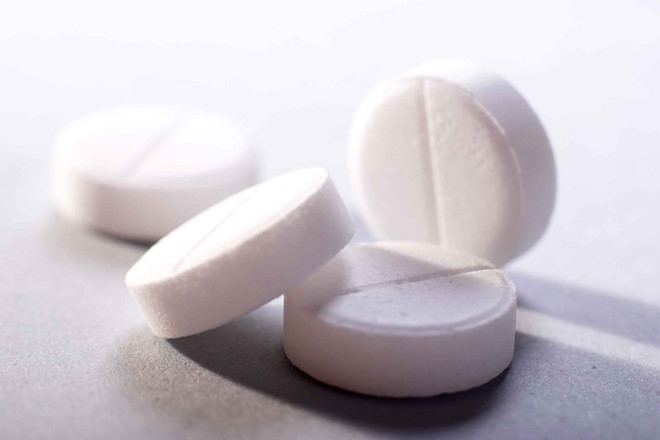 Uống thuốc aspirin vào buổi tối: Nghiên cứu cho thấy uống một viên aspirin hàng ngày ít có khả năng gây chảy máu dạ dày nếu uống vào cuối ngày. Thậm chí thời gian này còn tăng cường hiệu quả của thuốc tốt hơn. Nguyên nhân là nguy cơ đau tim tăng đột biến vào buổi sáng, cao gấp 3 lần trong khoảng thời gian từ 6h sáng đến trưa so với thời gian còn lại trong ngày. Aspirin có tác dụng ức chế hoạt động của tiểu cầu nhằm giảm hình thành cục máu đông trong lòng mạch máu, thường được sử dụng ở bệnh nhân có nguy cơ bị đột quỵ hay nhồi máu cơ tim.