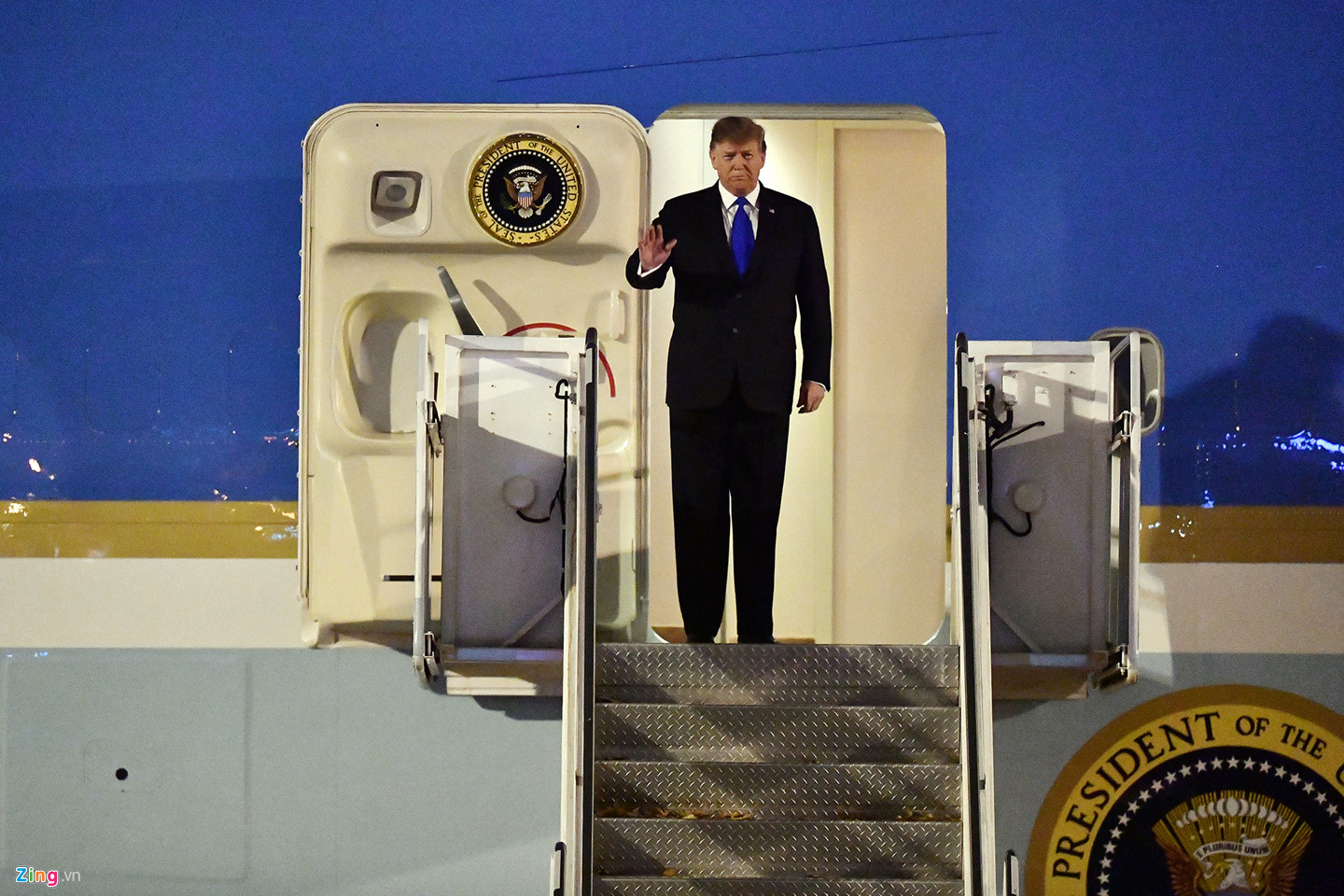 Tổng thống Donald Trump vẫy chào khi bước ra khỏi chiếc Air Force One vừa hạ cánh.