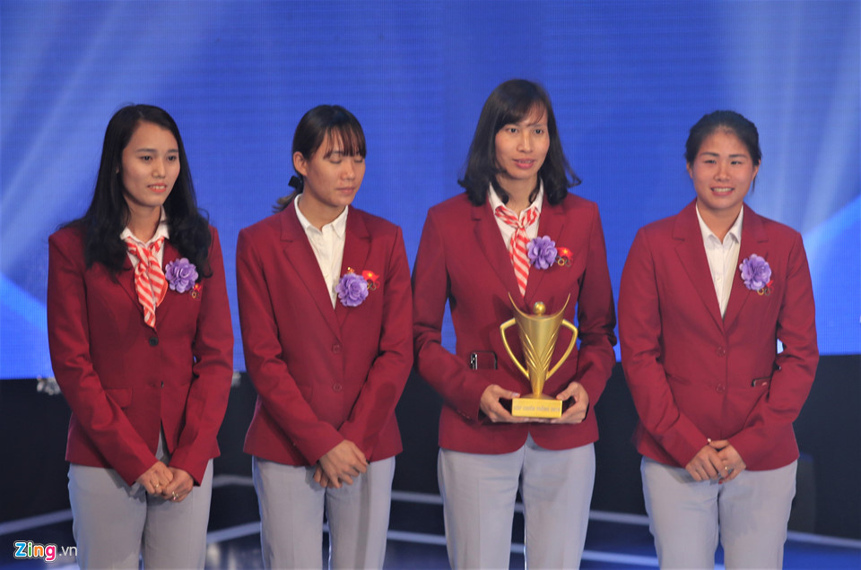 Ở hạng mục Đồng đội của năm, bốn cô gái tuyển Rowing mang về huy chương vàng ASIAD được xướng tên trong sự tán dương của người hâm mộ.