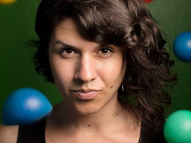 6. Parisa Tabriz - Giám đốc kỹ thuật Google Chrome và Chrome OS. Parisa Tabriz chịu trách nhiệm dẫn đầu nhóm kỹ thuật tạo Chrome nhằm giữ tính an toàn, ổn định và hữu ích cho trình duyệt Internet được nhiều người sử dụng nhất thế giới hiện nay. Ngoài ra, bà cũng lãnh đạo nhóm Project Zero của Google nhằm đảm bảo các vấn đề về bảo mật thông tin. Parisa Tabriz gia nhập Google năm 2007, đến năm 2015, bà đã lãnh đạo một nhóm gồm 30 hacker. Tabriz được biết đến với danh hiệu “vũ khí bí mật hàng đầu” của Google về các vấn đề bảo mật.
